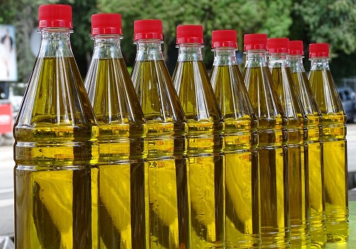 India`s palm oil, sunoil imports rise to record highs; soyoil drops